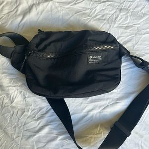 Clean lines belt bag